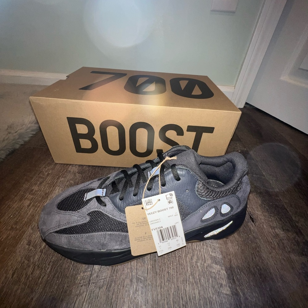 Yeezy Adidas Boost 700 Utility Black - Picture 2 of 7